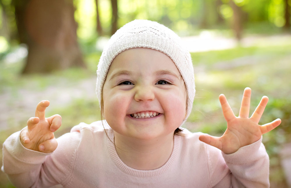 lachendes Kind als Symbol für OSHO Lachmeditation