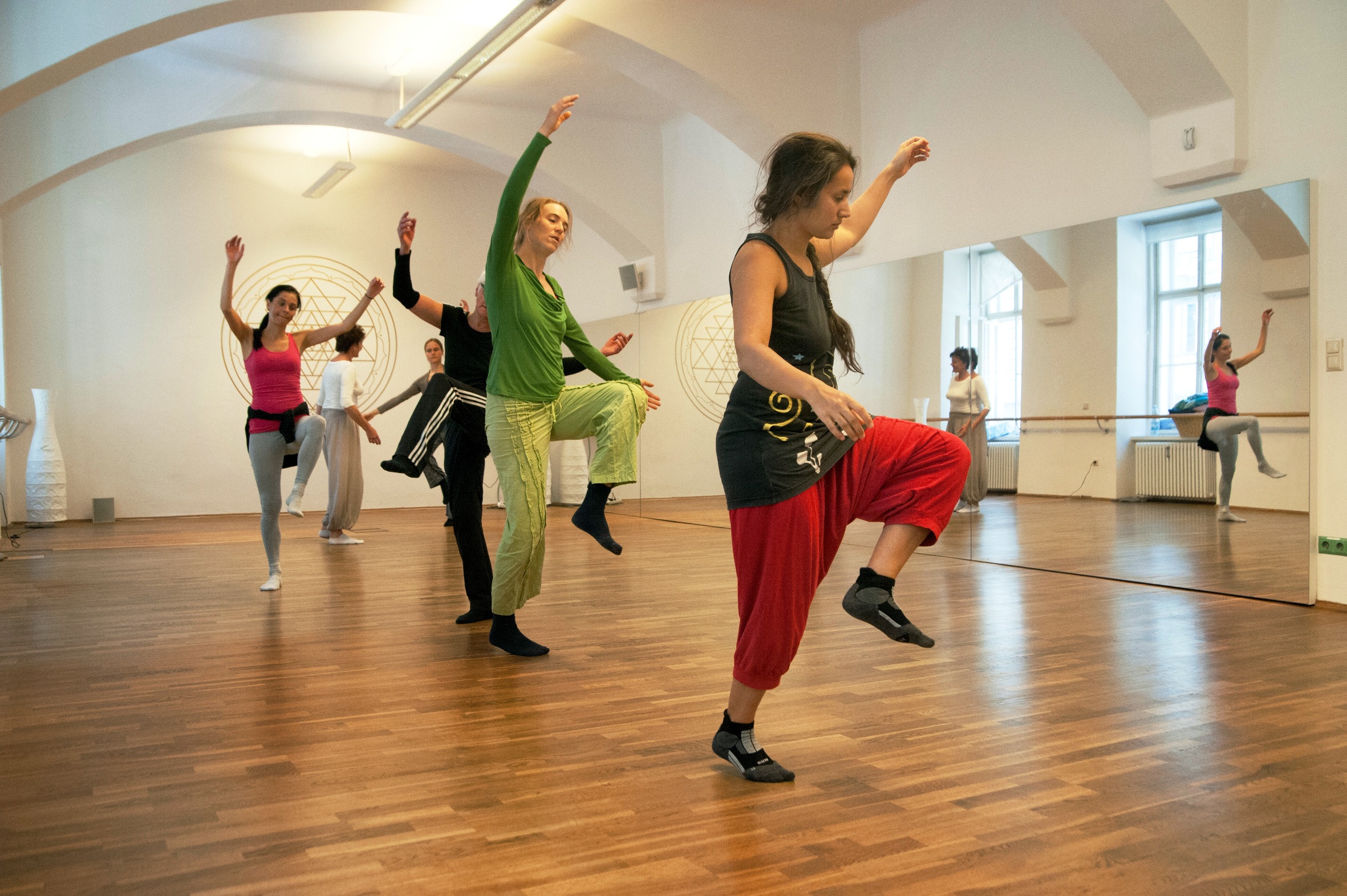 gemeinsames Tanzen in der Gruppe beim Tanzworkshop in Graz